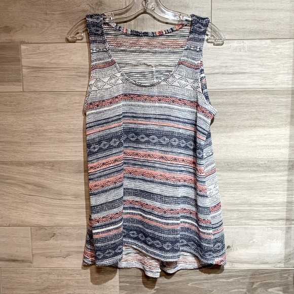 Tops - 3/$30 Sleeveless geometric crochet style light weight tank top size Large
